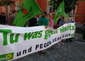Menschen mit Banner (Aufschrift Tu was gegen rechts und Pegida-Versteher und Fahnen "Nazis nein Danke"