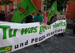 Menschen mit Banner (Aufschrift Tu was gegen rechts und Pegida-Versteher und Fahnen "Nazis nein Danke"