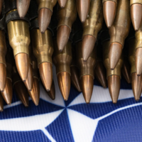 Stapel von Raketen auf einer NATO Flagge 