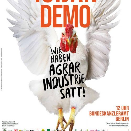 Demoplakat mit Aufschrift 18. JAN 2025, 12:00 Uhr Bundeskanzleramt Berlin, DEMO Wir haben Agrarindustrie satt! Im Hintergrund Foto von Hahn mit offenen Flügeln! unten die vielen Logos des Trägerkreises (Verbände/Initiativen) des Bündnisses