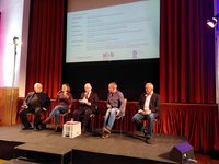 Podium mit 5 Menschen